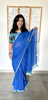 MUL COTTON PLAIN SAREE WITH CONTRAST INCH BORDER AND POMPOMS ON PALLU MUL COTTON PLAIN SAREE WITH CONTRAST INCH BORDER AND POMPOMS ON PALLU