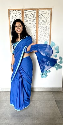MUL COTTON PLAIN SAREE WITH CONTRAST INCH BORDER AND POMPOMS ON PALLU MUL COTTON PLAIN SAREE WITH CONTRAST INCH BORDER AND POMPOMS ON PALLU