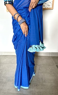 MUL COTTON PLAIN SAREE WITH CONTRAST INCH BORDER AND POMPOMS ON PALLU MUL COTTON PLAIN SAREE WITH CONTRAST INCH BORDER AND POMPOMS ON PALLU