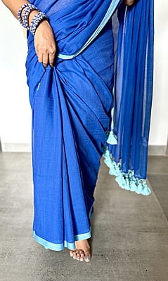 MUL COTTON PLAIN SAREE WITH CONTRAST INCH BORDER AND POMPOMS ON PALLU MUL COTTON PLAIN SAREE WITH CONTRAST INCH BORDER AND POMPOMS ON PALLU