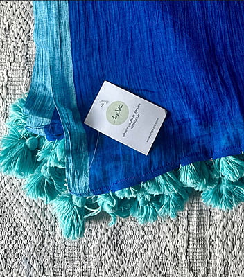 MUL COTTON PLAIN SAREE WITH CONTRAST INCH BORDER AND POMPOMS ON PALLU MUL COTTON PLAIN SAREE WITH CONTRAST INCH BORDER AND POMPOMS ON PALLU