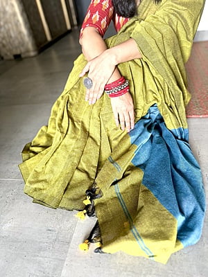 Khadi Cotton Contrast Pallu Saree - Mehendi Green with Teal Khadi Cotton Contrast Pallu Saree - Mehendi Green with Teal