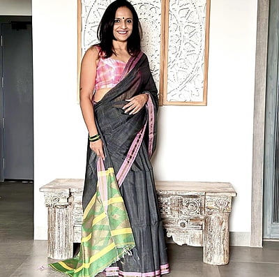 Maheshwari Cotton Saree with green Ikkat Border and Pallu - Grey Maheshwari Cotton Saree with green Ikkat Border and Pallu - Grey