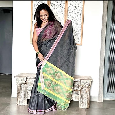 Maheshwari Cotton Saree with green Ikkat Border and Pallu - Grey Maheshwari Cotton Saree with green Ikkat Border and Pallu - Grey