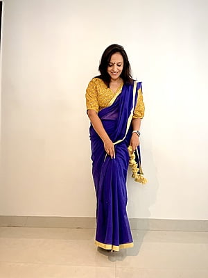 PURPLE MUL COTTON PLAIN SAREE WITH YELLOW INCH BORDER AND POMPOMS ON PALLU PURPLE MUL COTTON PLAIN SAREE WITH YELLOW INCH BORDER AND POMPOMS ON PALLU