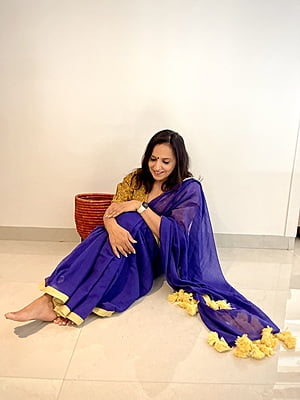 PURPLE MUL COTTON PLAIN SAREE WITH YELLOW INCH BORDER AND POMPOMS ON PALLU PURPLE MUL COTTON PLAIN SAREE WITH YELLOW INCH BORDER AND POMPOMS ON PALLU