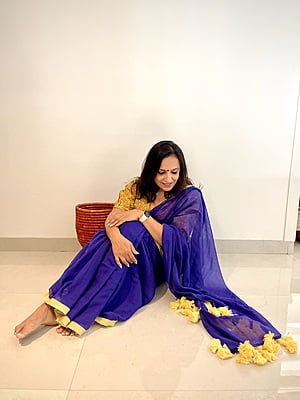 PURPLE MUL COTTON PLAIN SAREE WITH YELLOW INCH BORDER AND POMPOMS ON PALLU PURPLE MUL COTTON PLAIN SAREE WITH YELLOW INCH BORDER AND POMPOMS ON PALLU