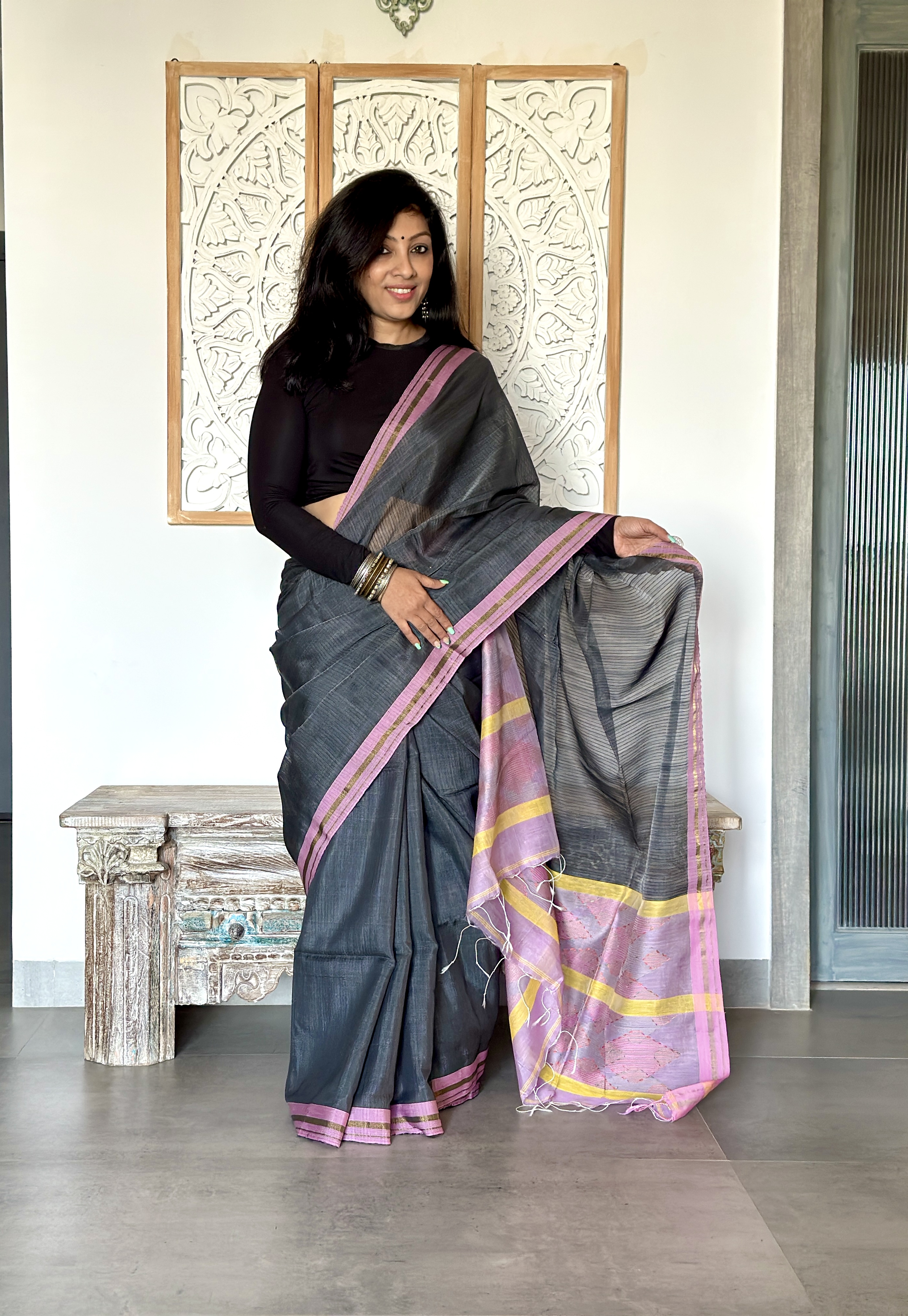 Handloom Maheshwari Cotton Saree with Pink Ikkat Border and Pallu - Grey Handloom Maheshwari Cotton Saree with Pink Ikkat Border and Pallu - Grey