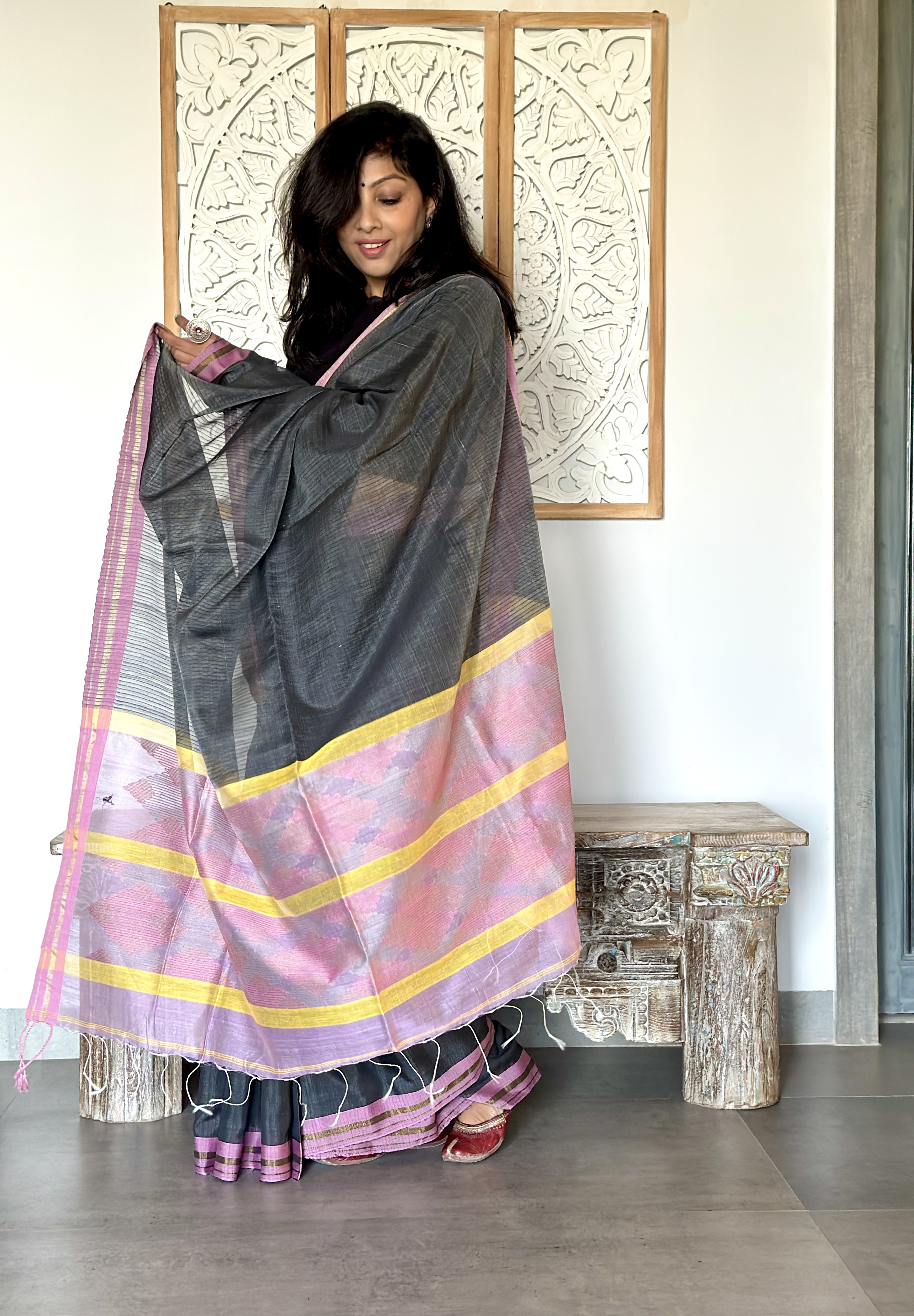 Handloom Maheshwari Cotton Saree with Pink Ikkat Border and Pallu - Grey Handloom Maheshwari Cotton Saree with Pink Ikkat Border and Pallu - Grey