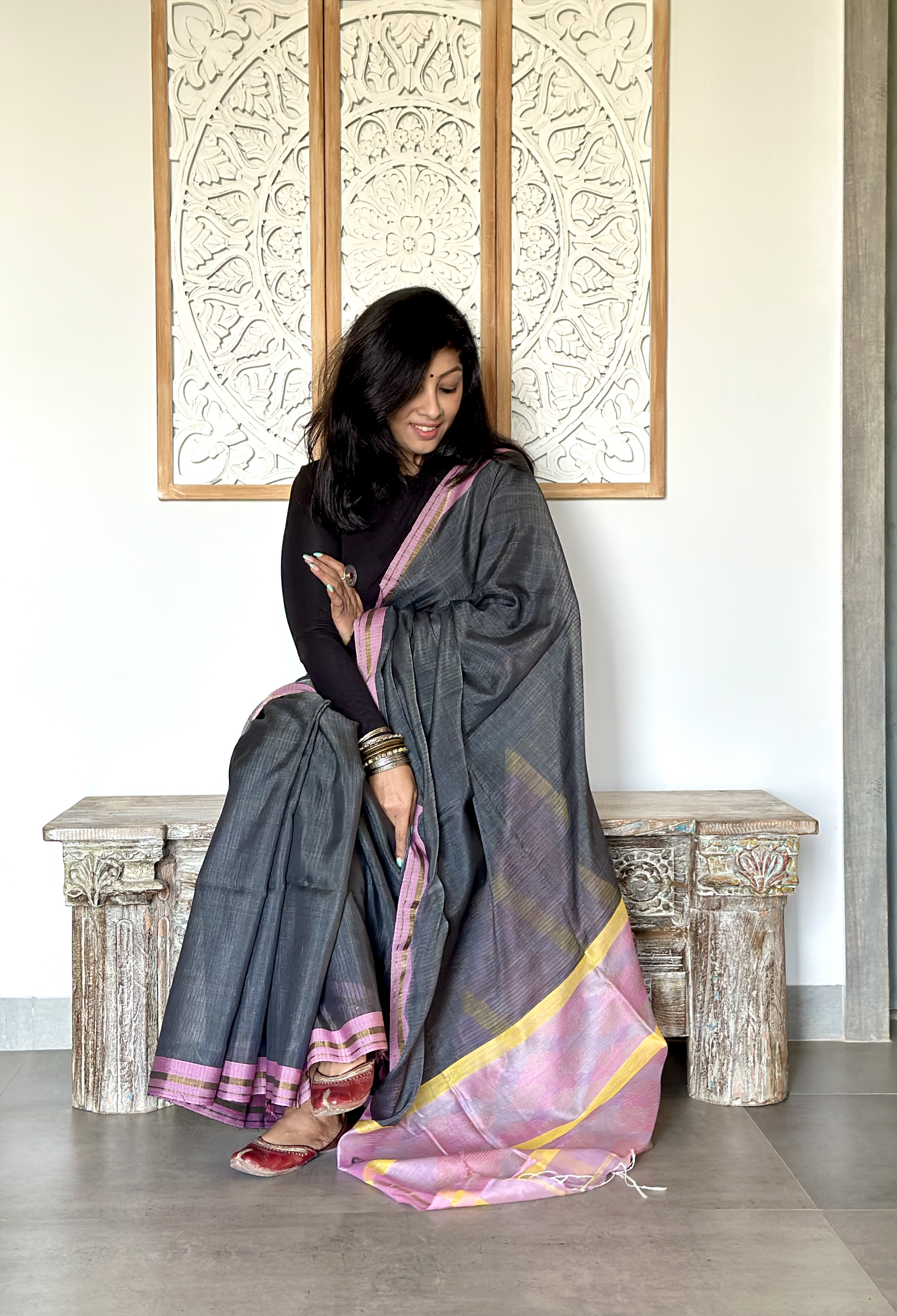 Handloom Maheshwari Cotton Saree with Pink Ikkat Border and Pallu - Grey Handloom Maheshwari Cotton Saree with Pink Ikkat Border and Pallu - Grey