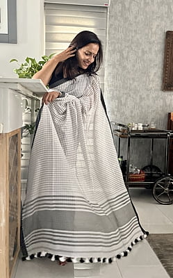 Black & White Checks Cotton Saree with Jacquard Border Black & White Checks Cotton Saree with Jacquard Border